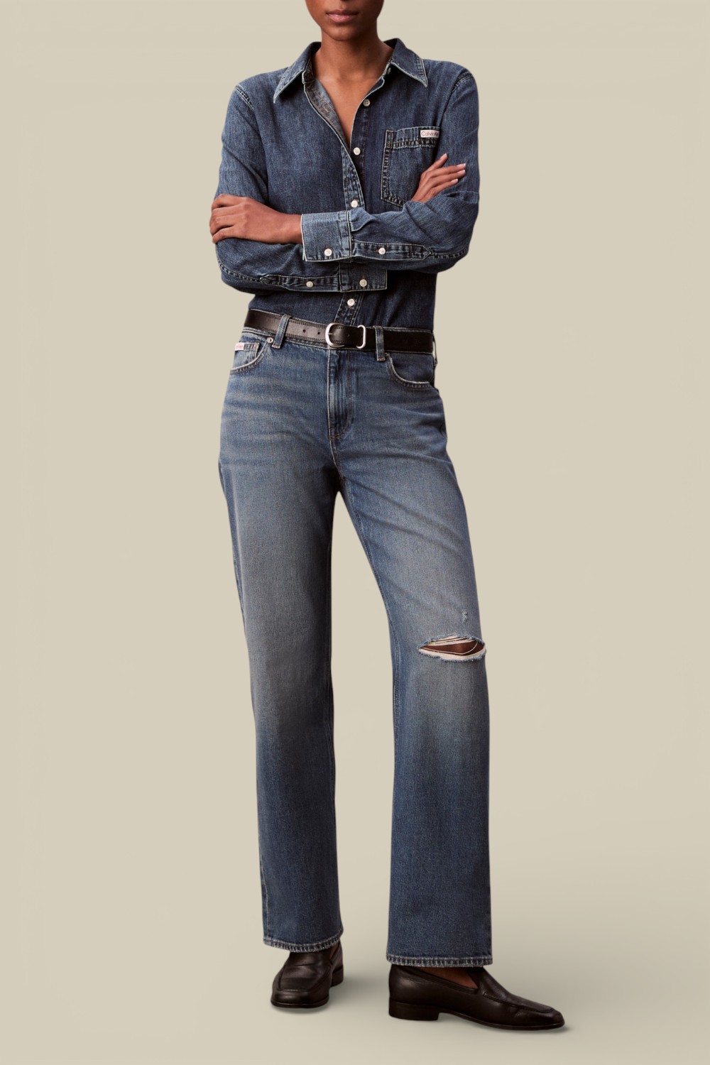 תמונת כל הלוק של חולצת ג'ינס מכופתרת